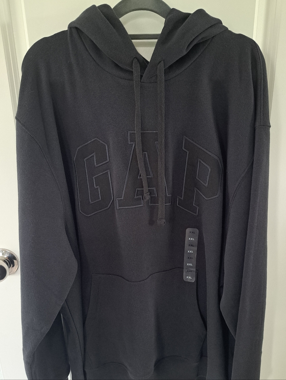 GAP Men's Embroidered Logo Pullover Hoodie in Black